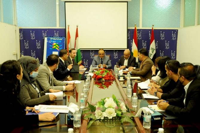 من اجل تفقد مراكز التسجيل والمخازن التابعة للمكتب الانتخابي رئيس الادارة الانتخابية يزور مكتب انتخابات السليمانية