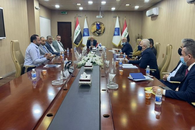 القاضي علي رشيد يترأس اجتماع لجنة تقييم وعمل الشركة الفاحصة للاجهزة الانتخابية