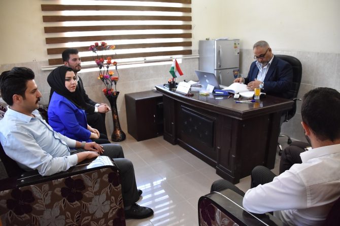 مدير مكتب اربيل الانتخابي يتفقد عمل مراكز التسجيل للاطلاع على عملية توزيع بطاقة الناخب البايومترية