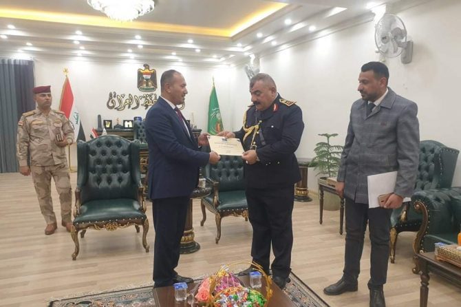 مدير مكتب ذي قار الانتخابي يهنئ قيادة شرطة المحافظة وقيادة عمليات سومر تثمينا للجهود والدعم الذي قدمته في اسناد العملية الانتخابية