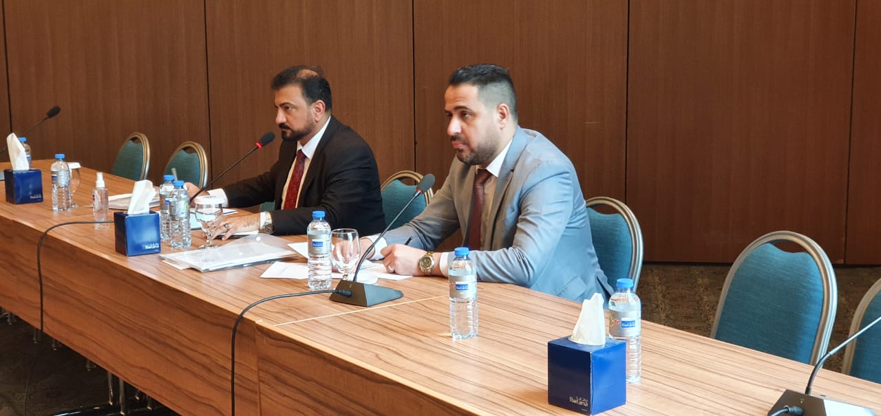 رئيس الإدارة الانتخابية القاضي عامر الحسيني وعدد من أعضاء مجلس المفوضين يعقدون اجتماع مع مدراء مكاتب المحافظات