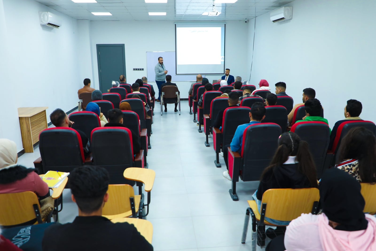 مفوضية الانتخابات تنظم ندوة تثقيفية  في جامعة البيان