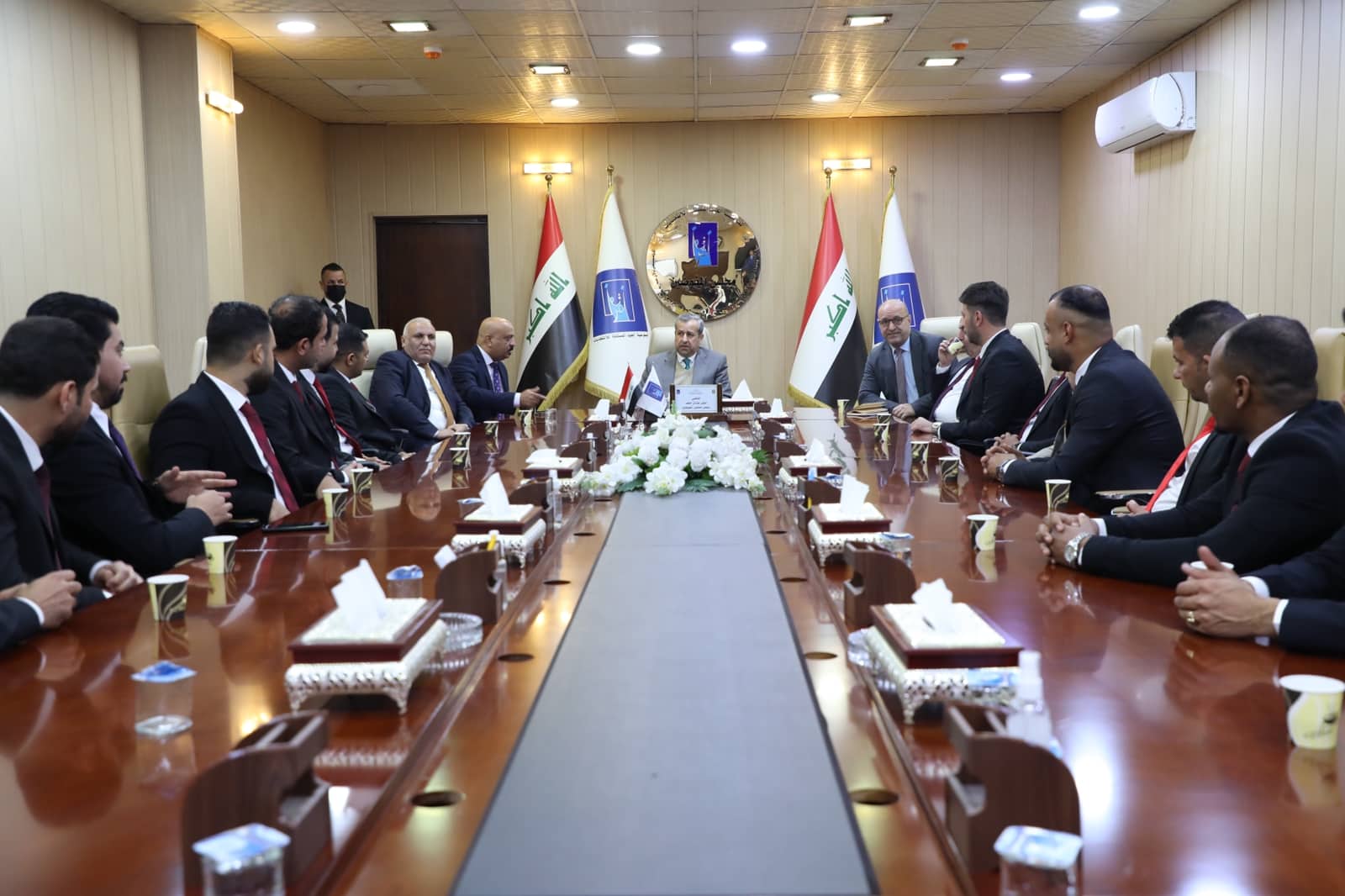 رئيس وأعضاء مجلس المفوضين يجتمعون بممثلي الموظفين الجدد المثبتين حديثاً