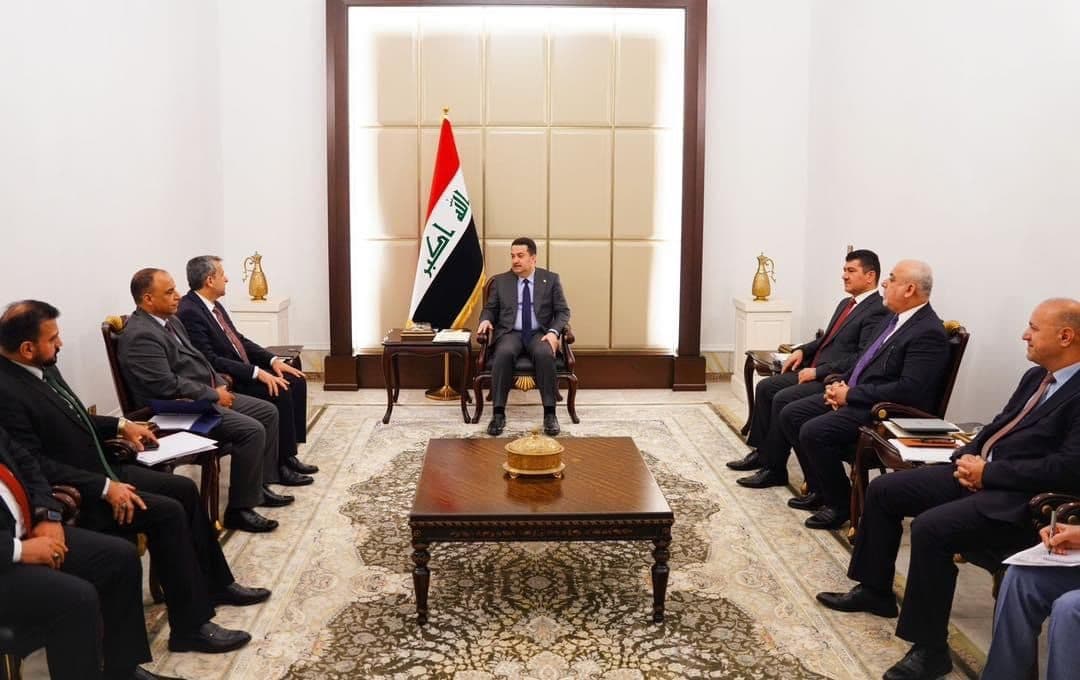 رئيس وأعضاء مجلس المفوضين يحضرون اجتماعاً مع رئيس الوزراء لمناقشة استعدادات المفوضية لانتخابات مجالس المحافظات