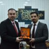 معاون رئيس الإدارة الانتخابية للشؤون الفنية يكرم موظف مركز البيانات الوطني