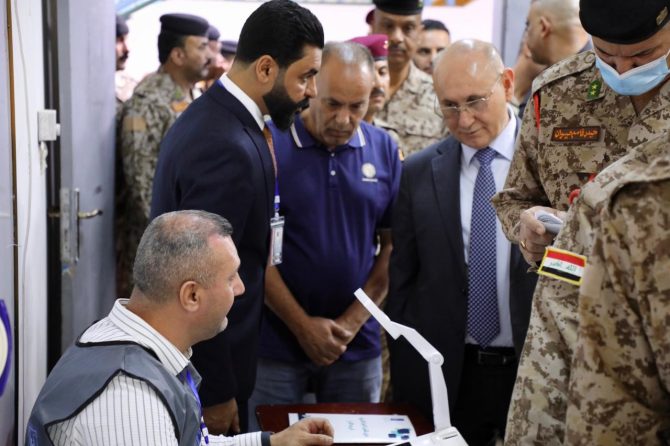 مع بدء التصويت الخاص رئيس واعضاء مجلس المفوضين يشرفون ميدانياً على مراكز الاقتراع