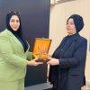بعد مسيرة زاخرة بالعطاء رئيسة فريق دعم المرأة تكرم أحدى موظفات قسم التدريب والتطوير